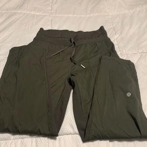 Lululemon Dance Studio  Ankle Pants- Sz 4